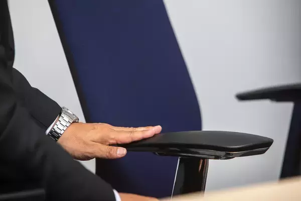 「プラスチックを10％程度と最小限にしたハイバックオフィスチェア、世界最少レベル※の脱プラスチック「オフィスチェア」を発売。レンタルバスターズが挑む「循環型ワークプレイス」とは」の画像