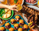 「【大阪・難波で今年もビアテラス開催】BBQポークリブやミニバーガーで贅沢アメリカンビアガーデン！なんば駅直結の#702 CAFE&DINERにて期間限定スタート！」の画像1