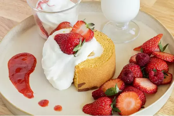 『OPEN』“東京から約1時間、海とロールケーキの贅沢な休日。” 千葉・九十九里・上総一ノ宮の新定番「roll on roll」、カフェスペースを4月23日開設