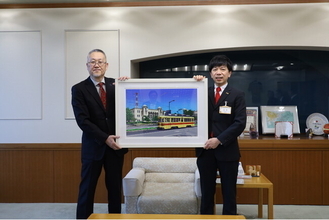 人気イラストレーター鈴木英人氏が豊橋の風景を描いた作品≪終わりなき日々≫が、豊橋市美術博物館へ寄贈されました