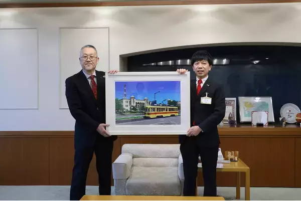 「人気イラストレーター鈴木英人氏が豊橋の風景を描いた作品≪終わりなき日々≫が、豊橋市美術博物館へ寄贈されました」の画像