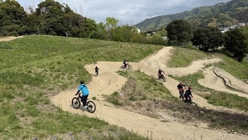 日本初※のMTBコース造成用の特殊重機で壮大なMTBフィールドをわずか3か月で造成--防災公園に「マウンテンバイク×災害対応」を実装。山守人が和歌山・海南ハレアメのフィールドコンサル・造成を担当
