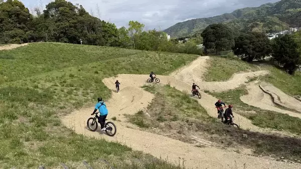 日本初※のMTBコース造成用の特殊重機で壮大なMTBフィールドをわずか3か月で造成--防災公園に「マウンテンバイク×災害対応」を実装。山守人が和歌山・海南ハレアメのフィールドコンサル・造成を担当