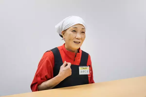 「「今日のお魚、何がいい？」がもっと気軽に。 対面売場と食卓を笑顔でつなぐ、角上魚類・女性親切係の「対話の架け橋」。」の画像