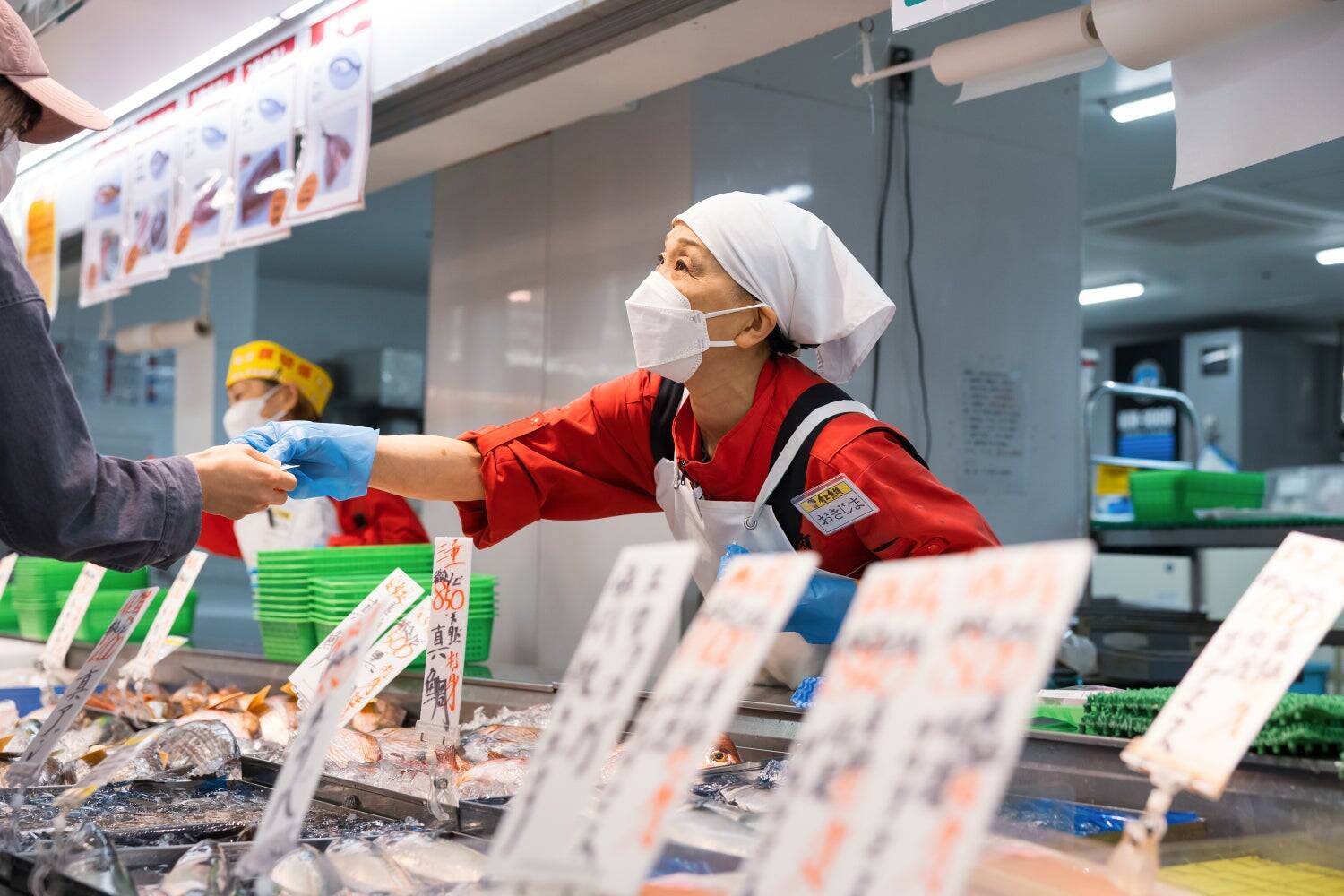 「今日のお魚、何がいい？」がもっと気軽に。 対面売場と食卓を笑顔でつなぐ、角上魚類・女性親切係の「対話の架け橋」。