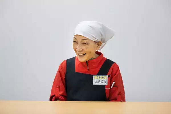 「「今日のお魚、何がいい？」がもっと気軽に。 対面売場と食卓を笑顔でつなぐ、角上魚類・女性親切係の「対話の架け橋」。」の画像