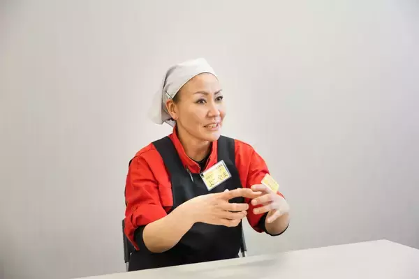 「「今日のお魚、何がいい？」がもっと気軽に。 対面売場と食卓を笑顔でつなぐ、角上魚類・女性親切係の「対話の架け橋」。」の画像