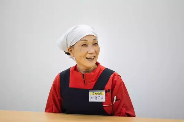 「「今日のお魚、何がいい？」がもっと気軽に。 対面売場と食卓を笑顔でつなぐ、角上魚類・女性親切係の「対話の架け橋」。」の画像