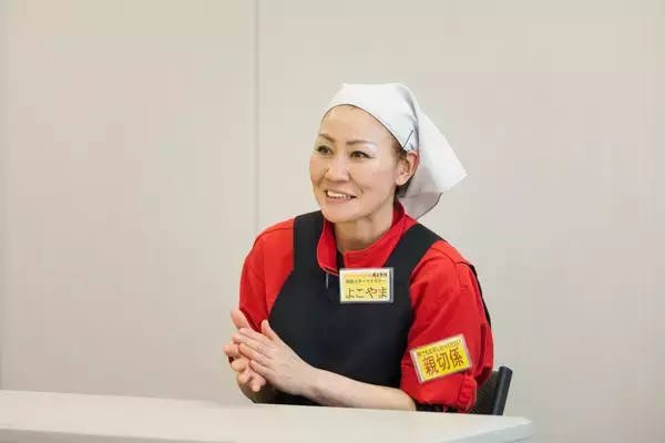 「「今日のお魚、何がいい？」がもっと気軽に。 対面売場と食卓を笑顔でつなぐ、角上魚類・女性親切係の「対話の架け橋」。」の画像