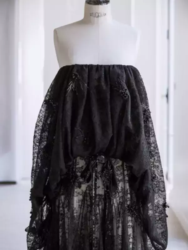 「【Dior】「英国アカデミー賞2026」授賞式でオデッサ・エイジオンが纏ったドレスのサヴォワールフェールを公開」の画像