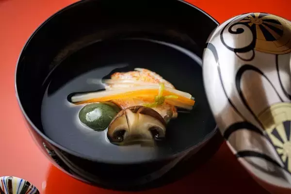 「素材の味を生かして、つなぐ。料理人が思い描く味を形にする「万能すりみパウダー」」の画像