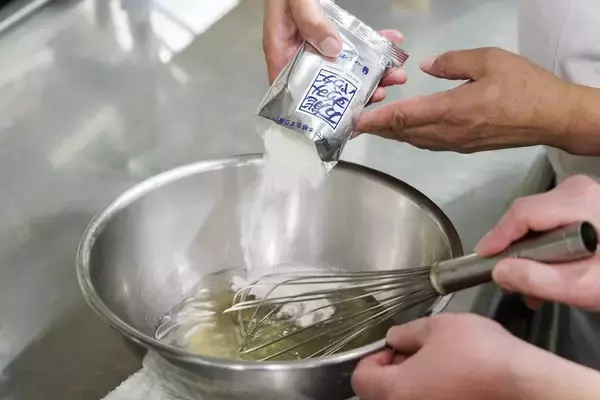 「素材の味を生かして、つなぐ。料理人が思い描く味を形にする「万能すりみパウダー」」の画像
