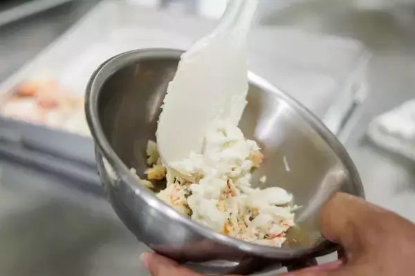 「素材の味を生かして、つなぐ。料理人が思い描く味を形にする「万能すりみパウダー」」の画像