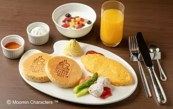 【サンシャインシティプリンスホテル】　～ムーミンバレーパーク コラボレーション5周年～パークロゴが刻印された「パンケーキ朝食付き宿泊プラン」