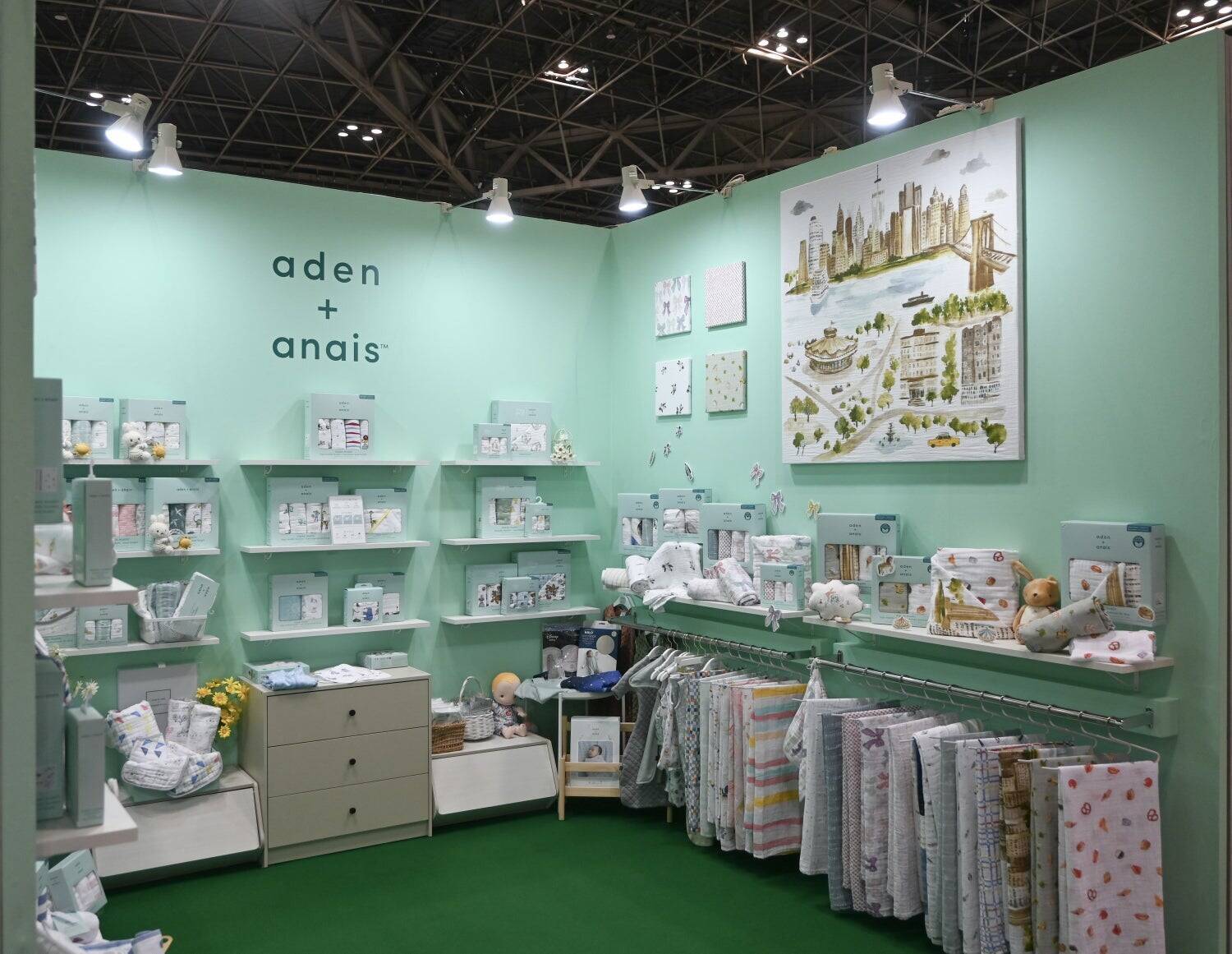 『一枚広げると、世界がある 』街が、宇宙が、アトリエがファミリーを包む