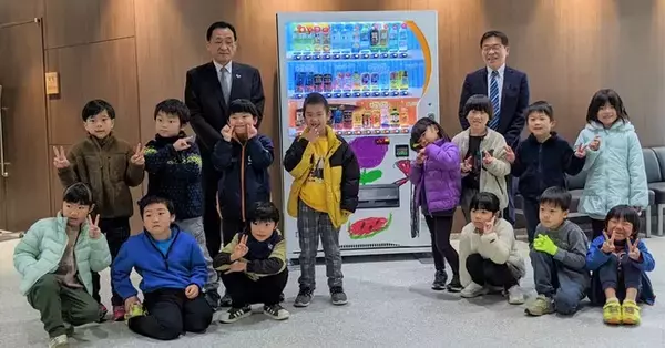 徳島県佐那河内村（さなごうちそん）と共同企画したオリジナル自動販売機を設置　地元の小学1年生が描いたイラストをラッピング！
