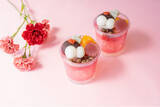 「カーネーション型の苺羊羹を使用した「母の日あんみつ」が登場！通販では2025年5月9日～5月12日到着分の予約受付を開始。」の画像1