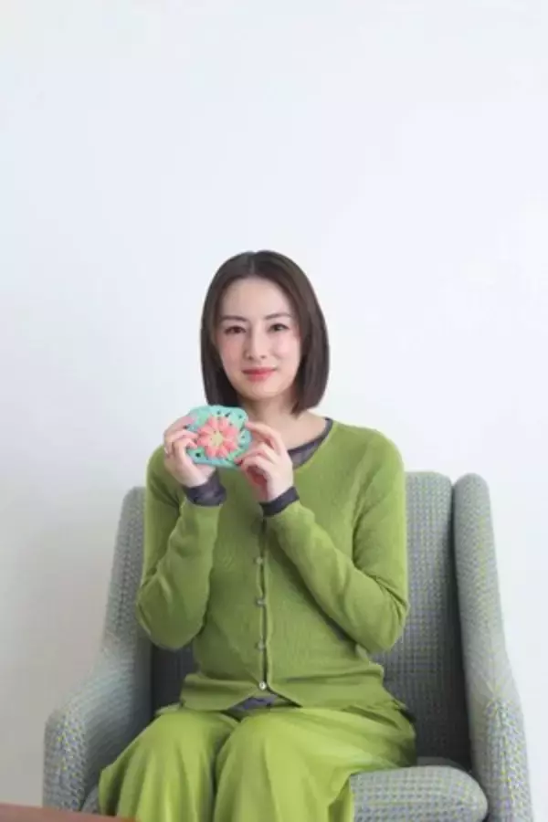 いま、空前の編み物ブーム！ ハンドメイド大好きの北川景子さんが人気手芸雑誌「コットンタイム」3月号（2/6発売）で、人気のかぎ針編みに挑戦！ かぎ針を持つのも初めてなのに、花モチーフ編みを見事に完成！
