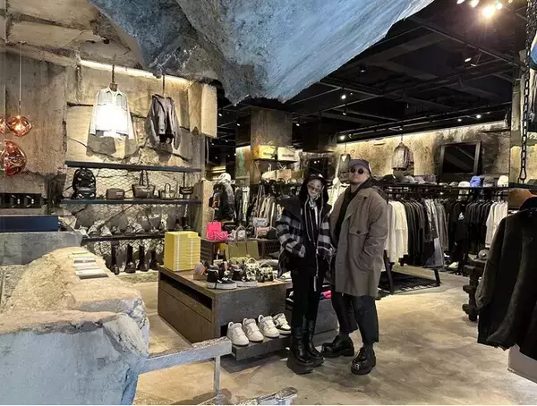 「AYURAが運営する「AYIN（アイン）」大阪・アメリカ村に新店。服とアートが融合した空間。」の画像