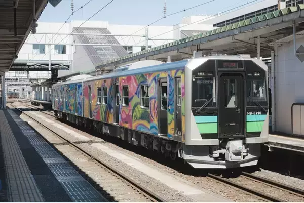 ヘラルボニー「HERALBONY Art Prize」受賞作品がラッピング列車に生田梨奈子《つながる風景》がJR東北本線・釜石線を走る