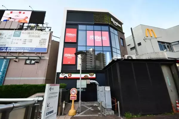 集客にはウィンドウビジョンがおすすめ！「お部屋探しCAFEヘヤギメ！三軒茶屋店」窓面にウィンドウビジョンを導入しました。