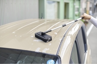 ミニバンやSUVなどの高いルーフもラクラク洗車！3段伸縮＆ワンタッチ角度調整で高所の汚れにしっかり届く　コーナンオリジナル『LIFELEX アルミ伸縮洗車スポンジ』が新登場