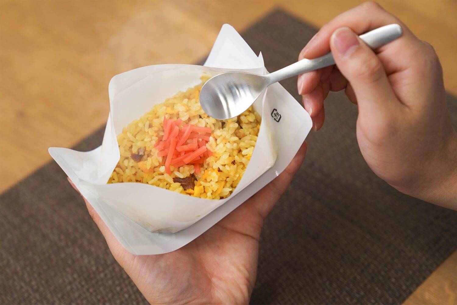 コロナ禍の需要変化を予測し起案された、“自動的に立ち上がる”画期的なレンジ袋「EMC RISE」。創業106年・キョーラク株式会社の若手社員の奮闘