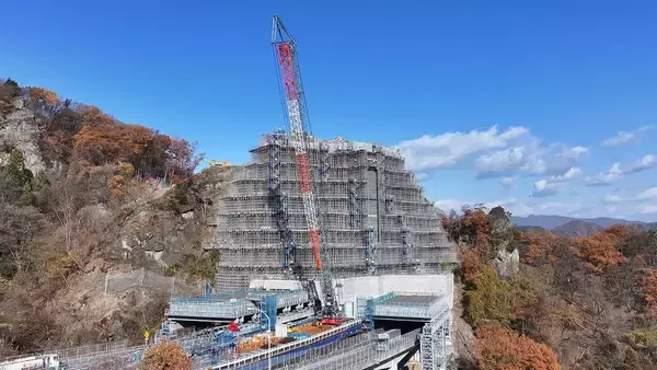 「高速道路のトンネル直上70mの崖で岩塊掘削に挑む（大林組-プロジェクト最前線「上信越自動車道（落石対策）北野牧（その1・2）工事」）」の画像
