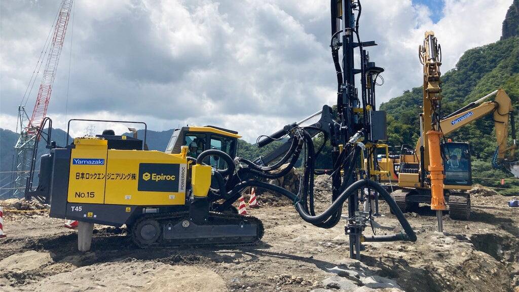 高速道路のトンネル直上70mの崖で岩塊掘削に挑む（大林組-プロジェクト最前線「上信越自動車道（落石対策）北野牧（その1・2）工事」）
