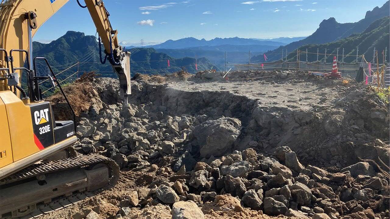 高速道路のトンネル直上70mの崖で岩塊掘削に挑む（大林組-プロジェクト最前線「上信越自動車道（落石対策）北野牧（その1・2）工事」）