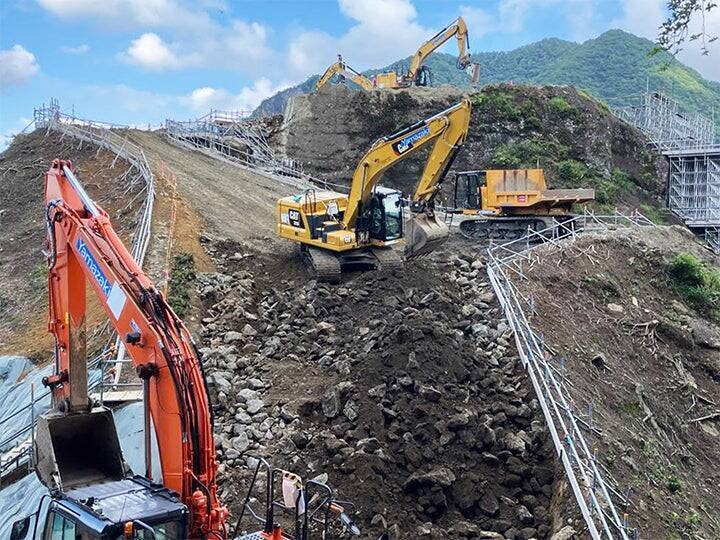 高速道路のトンネル直上70mの崖で岩塊掘削に挑む（大林組-プロジェクト最前線「上信越自動車道（落石対策）北野牧（その1・2）工事」）