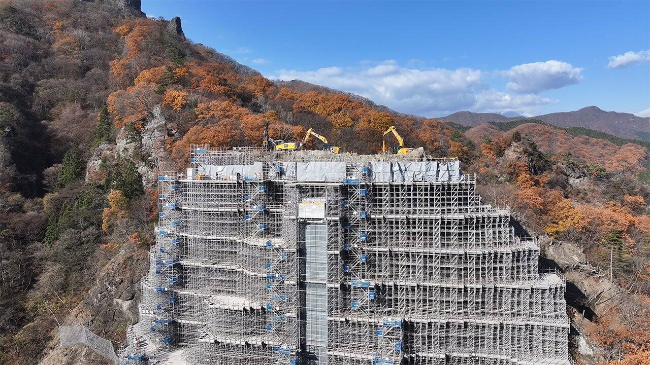 高速道路のトンネル直上70mの崖で岩塊掘削に挑む（大林組-プロジェクト最前線「上信越自動車道（落石対策）北野牧（その1・2）工事」）