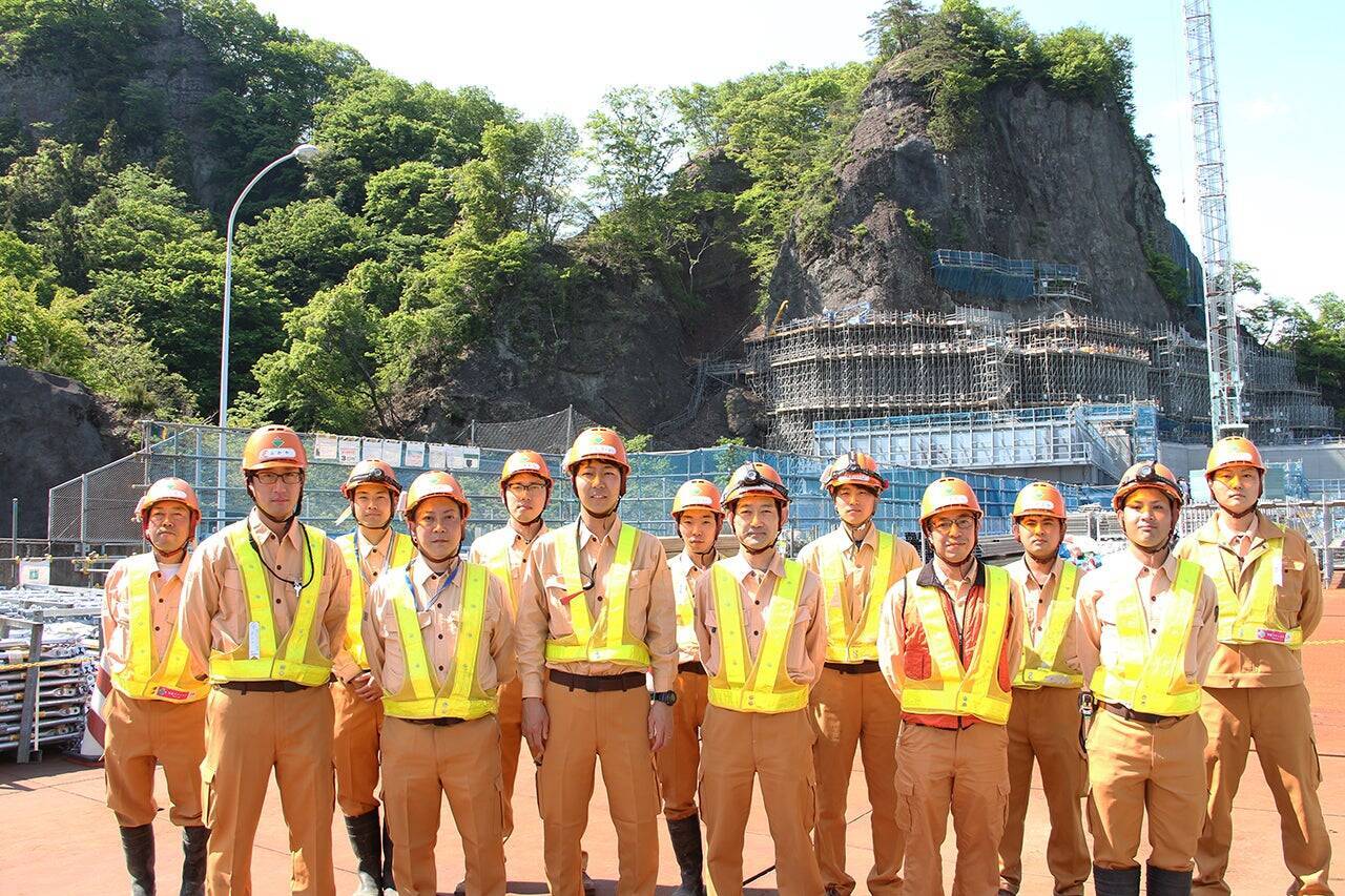 高速道路のトンネル直上70mの崖で岩塊掘削に挑む（大林組-プロジェクト最前線「上信越自動車道（落石対策）北野牧（その1・2）工事」）