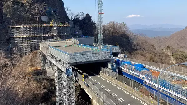 「高速道路のトンネル直上70mの崖で岩塊掘削に挑む（大林組-プロジェクト最前線「上信越自動車道（落石対策）北野牧（その1・2）工事」）」の画像