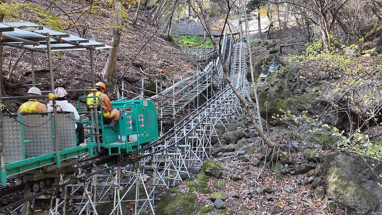 高速道路のトンネル直上70mの崖で岩塊掘削に挑む（大林組-プロジェクト最前線「上信越自動車道（落石対策）北野牧（その1・2）工事」）