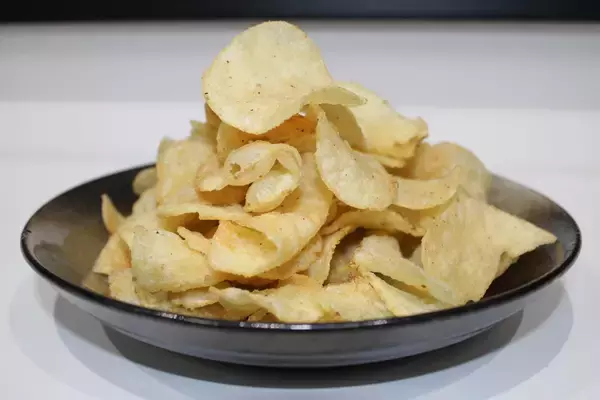 「湖池屋が次に挑むのは「夢のポテトチップス」開発！？　大人に向けたポテトチップスの新スタイル「湖池屋プライドポテト GOLD STYLE 食塩不使用」が誕生した理由」の画像