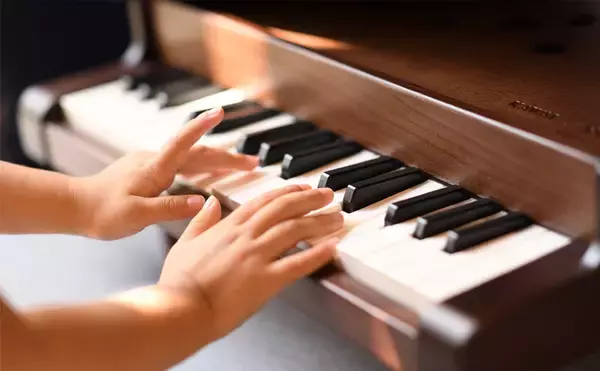 「きっかけは共通の想いから。楽器メーカーと家具メーカーのコラボレーションで生まれたミニピアノに込められた想いとは？」の画像