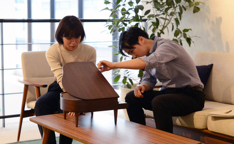 きっかけは共通の想いから。楽器メーカーと家具メーカーのコラボレーションで生まれたミニピアノに込められた想いとは？
