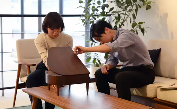 「きっかけは共通の想いから。楽器メーカーと家具メーカーのコラボレーションで生まれたミニピアノに込められた想いとは？」の画像