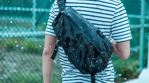 突然の雨でも安心！梅雨、雨シーズンにおすすめ「究極の防水性を持たせたスリングバッグDaySling 2.0」と「2wayで使えるFREESTONE ブリーフパック」が1週間限定キャンペーンを開催