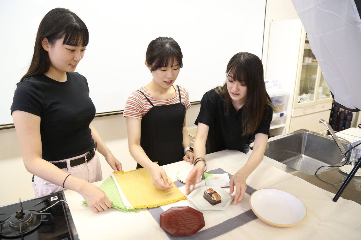 すべて学生達で取り組む「レシピ創造プロジェクト」。自社の商材を通じて未来の管理栄養士の育成を図るために。