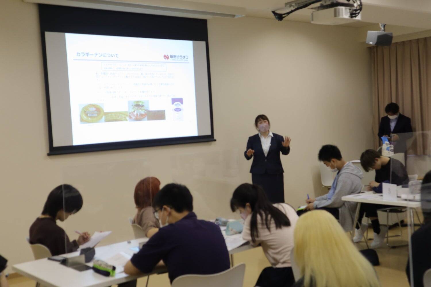 すべて学生達で取り組む「レシピ創造プロジェクト」。自社の商材を通じて未来の管理栄養士の育成を図るために。