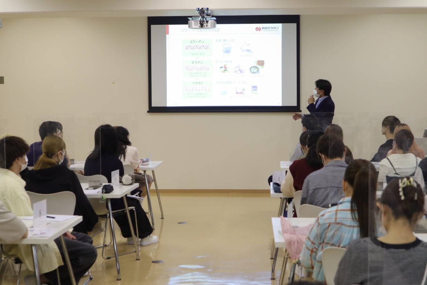 すべて学生達で取り組む「レシピ創造プロジェクト」。自社の商材を通じて未来の管理栄養士の育成を図るために。