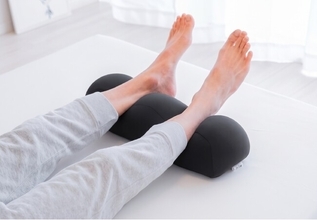 「まくらでまっくら、まっくろ？」リラックス枕ブランド「王様」に、お部屋の雰囲気を引き締めるシックな「黒」が登場！「王様の足枕」「王様の背中枕」「王様の膝下枕」からブラックカラーのラインナップを順次追加