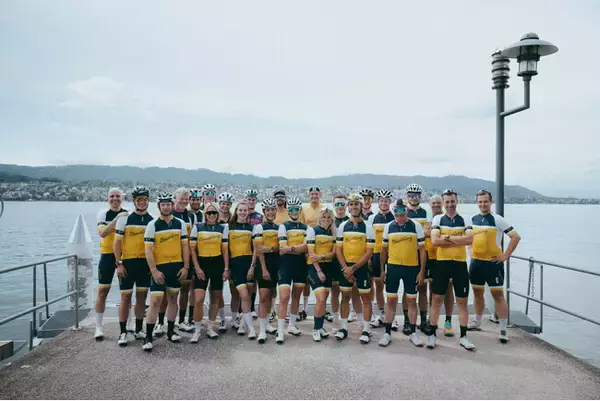 サイクリング界の強豪、ヤン・フロデノとヴィンチェンツォ・ニバリは、スイスで開催の「TORTOUR 500」にブライトリングチームと共に参加。ソーシャルモビリティ慈善団体クベカへの資金集めを行いました。