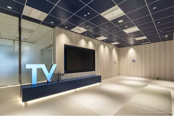 「【株式会社イルミナ】株式会社TVerの新本社オフィスをデザイン・施工。 「ワークラウンジ」と「カフェスペース」で、組織の垣根を超えるコミュニケーション空間を構築」の画像