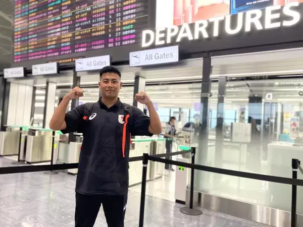 「パリオリンピック男子サーフィン日本代表・稲葉玲王メダルへの熱い思いを胸に、オリンピック会場タヒチへ出発」の画像