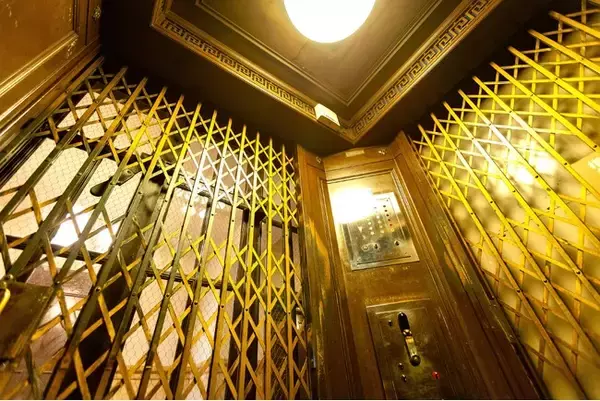 日本オーチスが支える100周年の日本最古エレベーター