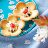 「【お花見シーズン到来】桜の下でも、おうちの食卓でも。お花見の席に華を添える、“お花のカタチ”のラングドシャ＆春限定の桜スイーツ！」の画像1