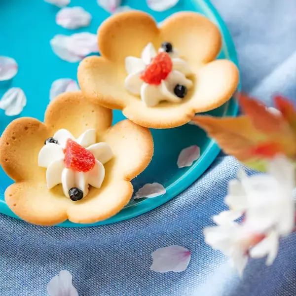 【お花見シーズン到来】桜の下でも、おうちの食卓でも。お花見の席に華を添える、“お花のカタチ”のラングドシャ＆春限定の桜スイーツ！